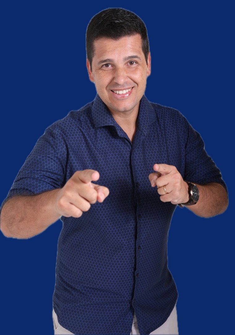 Cleber apontando para a frente, sorrindo